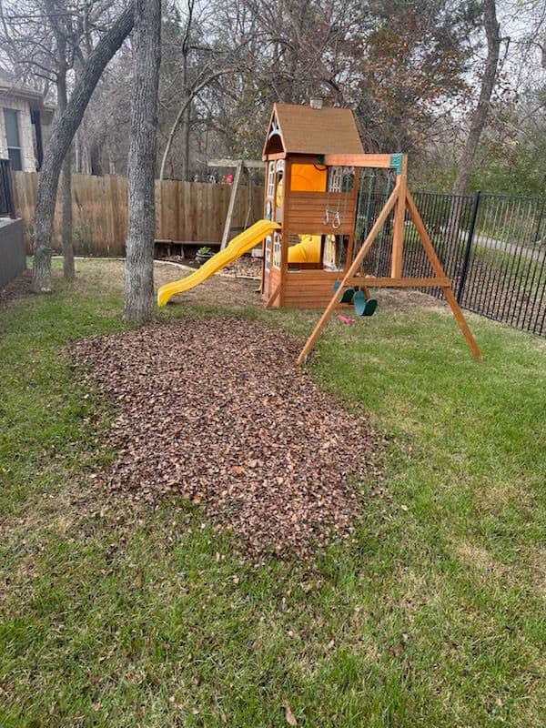 Efficient Leaf Removal Creates Tidy Backyards image
